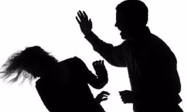 Uống rượu say rồi đánh vợ, người đàn ông bị phạt 7,5 triệu đồng