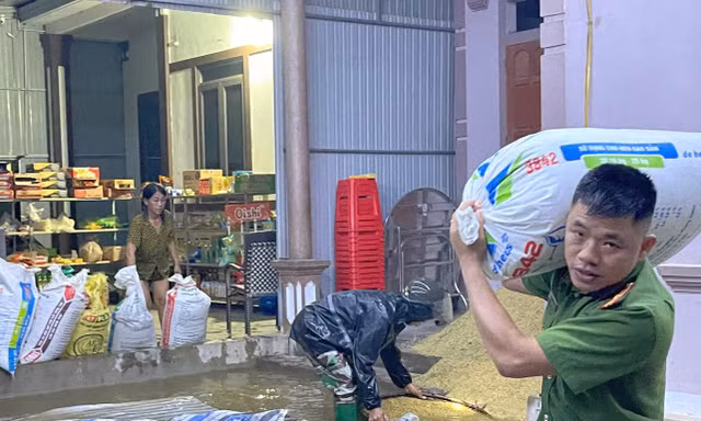 Mưa lớn, người Hà Tĩnh 'trắng đêm' chạy lũ