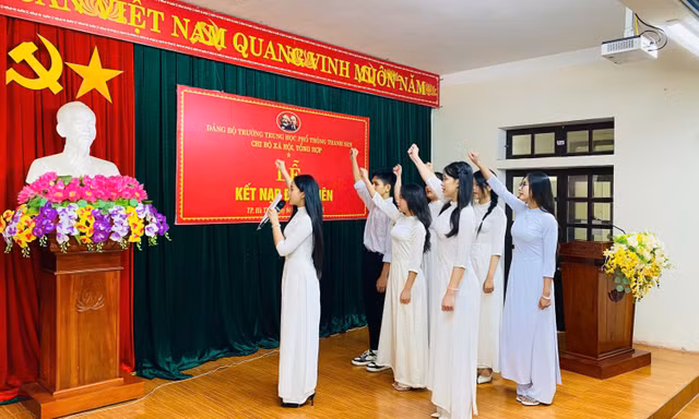 Tự hào đảng viên tuổi 18