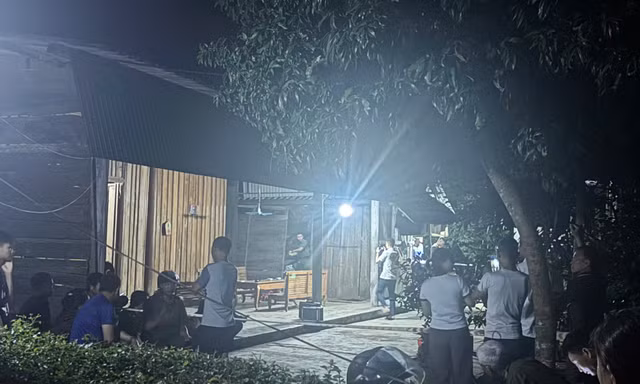 Con trai cầm dao đuổi đánh bố, chém mẹ tử vong