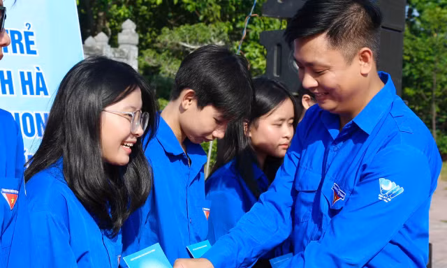 Trao thẻ đoàn viên cho 110 thanh niên ưu tú