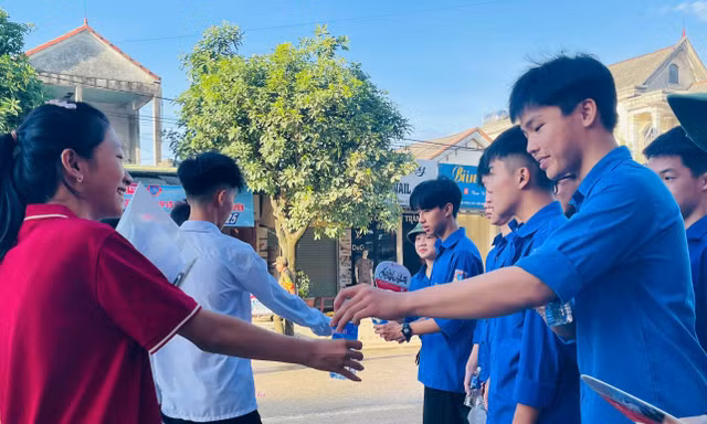 Hàng ngàn tình nguyện viên Đà Nẵng, Hà Tĩnh tiếp sức hỗ trợ thí sinh 