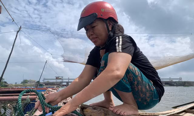 Người nuôi cá ở Hà Tĩnh hối hả gia cố lồng bè phòng chống mưa bão