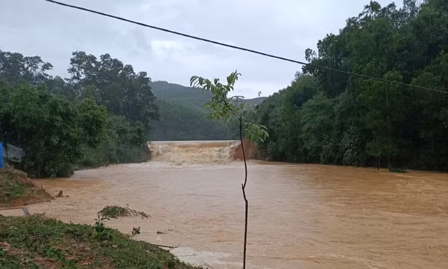 Đập vỡ, nước lũ lên, người dân cuống cuồng di tản