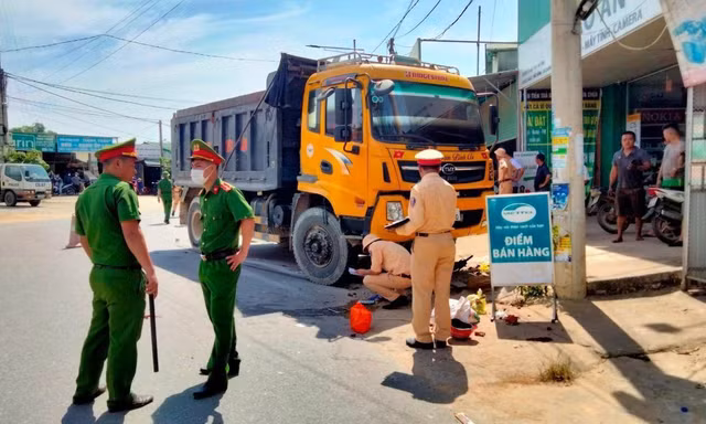 Va chạm với xe tải, hai mẹ con thương vong