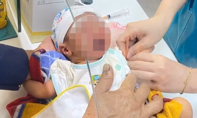 Đi thả lưới phát hiện bé gái sơ sinh bị bỏ rơi