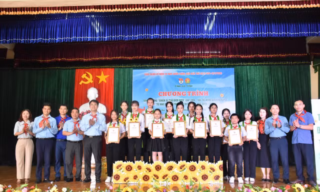Hà Tĩnh tuyên dương 13 'Chiến sĩ nhỏ Điện Biên'