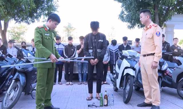 Triệu tập nhóm đối tượng mang dao, kiếm, vỏ chai hỗn chiến giữa phố