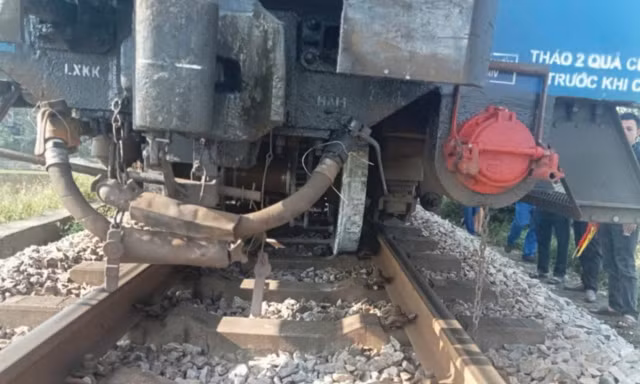 Tàu hỏa chở khách trật bánh khỏi đường ray qua Hà Tĩnh