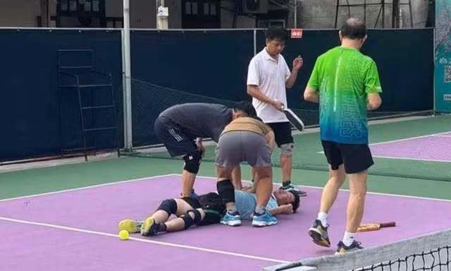 Người đàn ông gục xuống sân, tử vong khi đang chơi pickleball
