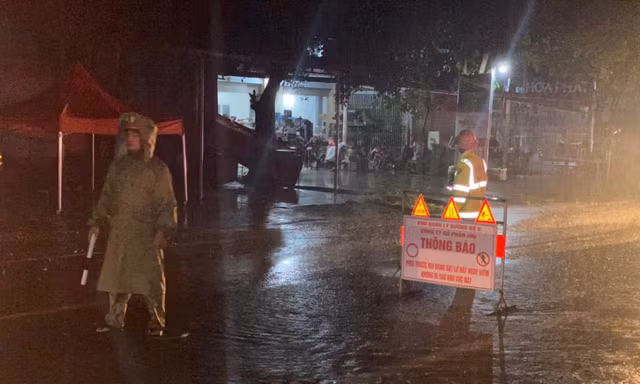 Nước lũ lên nhanh, người dân tất tả chạy lũ trong đêm