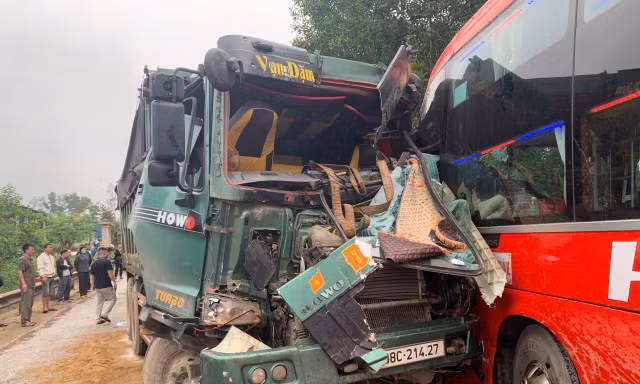 Điều động xe trung chuyển 45 khách sau sự cố tàu hàng lật ở Hà Tĩnh 