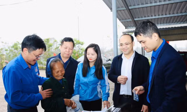 Khám, cấp phát thuốc miễn phí cho cựu thanh niên xung phong