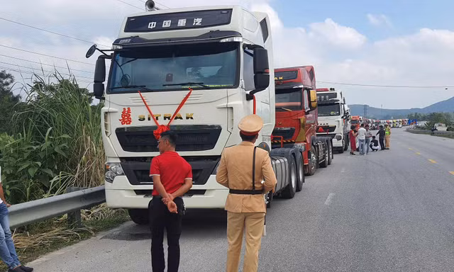 50 xe đầu kéo rước dâu bấm còi inh ỏi, cảnh sát yêu cầu dừng kiểm tra