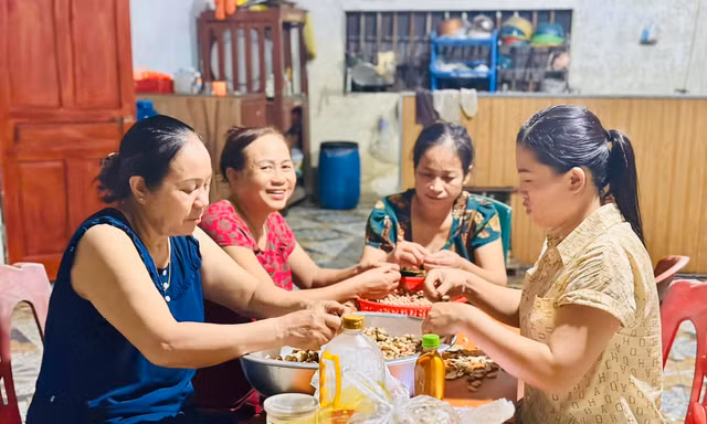 Người dân Hà Tĩnh góp sức hỗ trợ các tỉnh vùng lũ phía Bắc