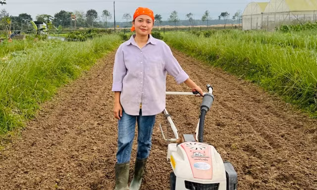Cô gái bỏ phố về quê làm nông trại xanh trên đất hoang
