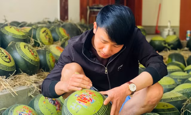 Dịch vụ khắc chữ, tạo hình trên dưa hấu hút khách ngày Tết