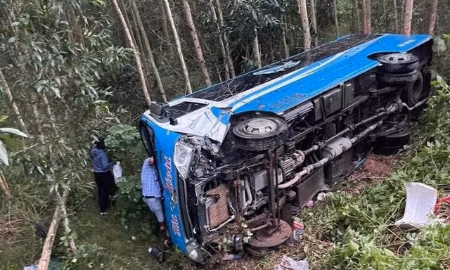 Xe khách lật nghiêng bên quốc lộ ở Hà Tĩnh, một người tử vong tại chỗ