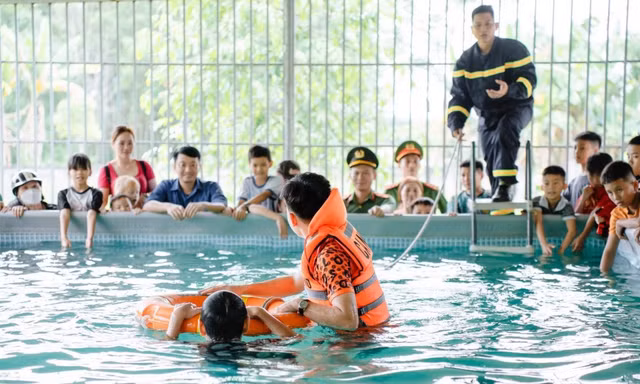 Lớp học của những 'thầy giáo áo xanh' giúp trẻ tránh đuối nước