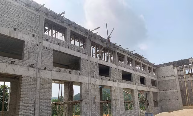 Nhà thầu 'mất tích', công trình cấp thiết cho học sinh được xử lý ra sao?