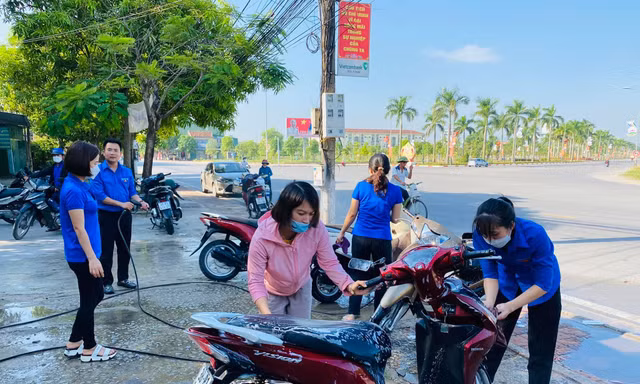 Bạn trẻ Hà Tĩnh rửa xe gây quỹ Trung thu cho trẻ em nghèo