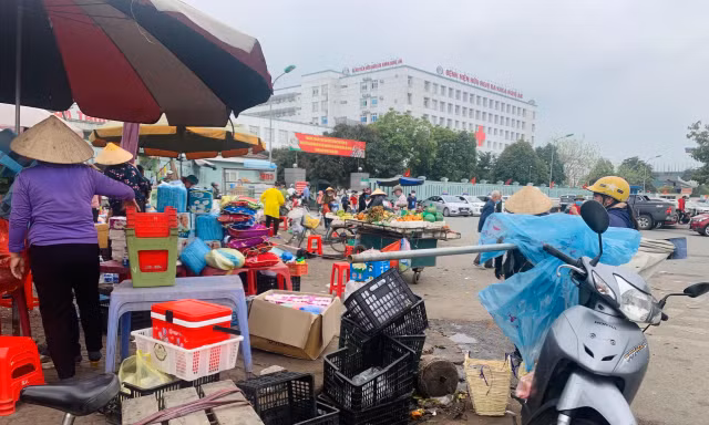 Nhếch nhác trước cổng bệnh viện: Đề xuất xây dựng chợ tạm?