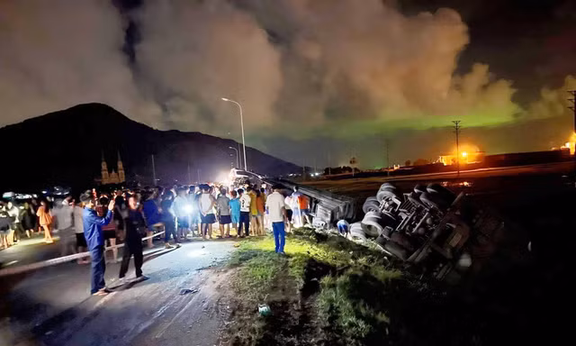 Xe đầu kéo lật nghiêng bên vệ đường sau tai nạn, 1 người tử vong