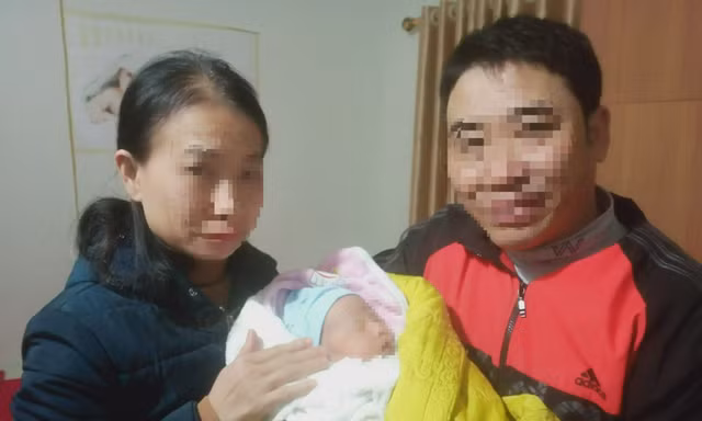 Phát hiện bé gái sơ sinh bị bỏ rơi trước cổng nhà dân