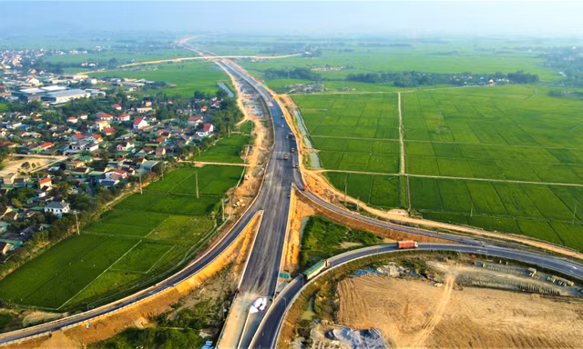 Ngắm cao tốc Bắc - Nam qua Hà Tĩnh trước ngày thông xe