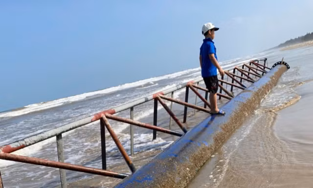 Nóng lòng chờ xử lý vật thể lạ nặng 10 tấn trôi dạt vào bờ biển