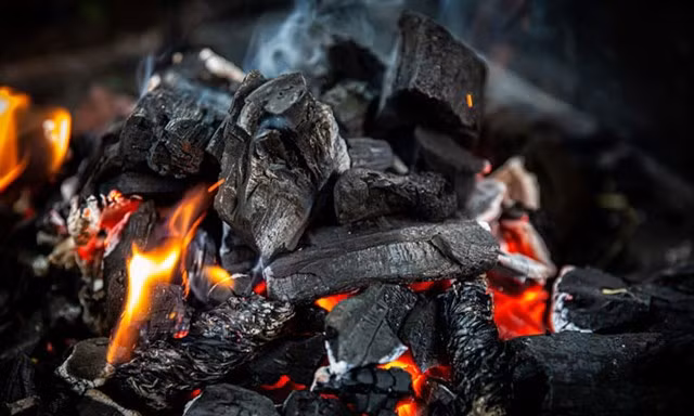 Đốt than củi sưởi ấm, 3 người trong gia đình bị ngạt khí