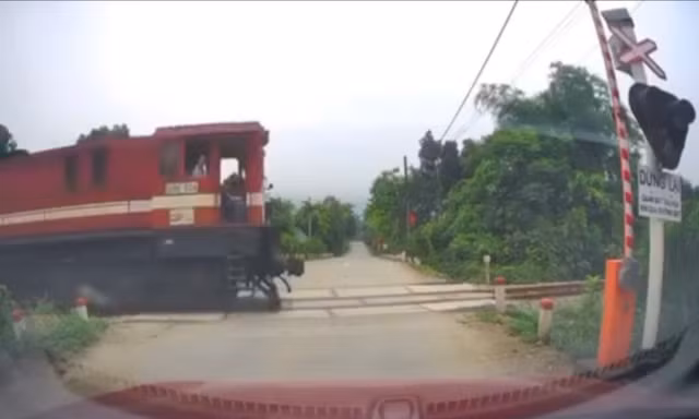 Thót tim cảnh gác chắn tự động mở lên khi tàu hoả chuẩn bị đi qua