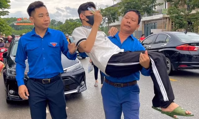 Hình ảnh đẹp của thanh niên tình nguyện tiếp sức mùa thi