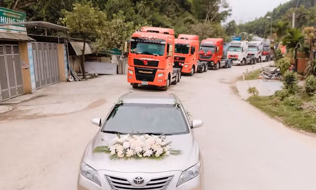 Chú rể Hà Tĩnh 'chơi lớn' rước dâu bằng 20 xe container