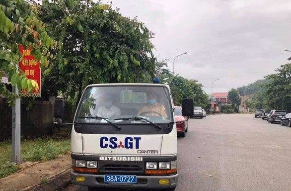 CSGT lái xe chuyên dụng chạy 15km chở thí sinh về nhà để lấy giấy tờ thi