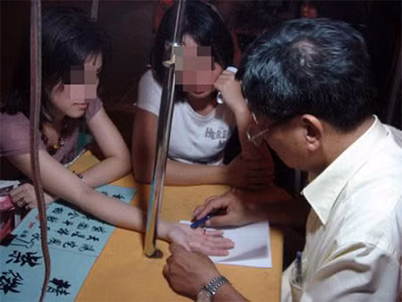 Tiền hết, tình tan vì ...xem bói