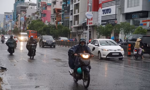 Sáng nay, TPHCM có mưa kèm theo gió do ảnh hưởng bão Tembin