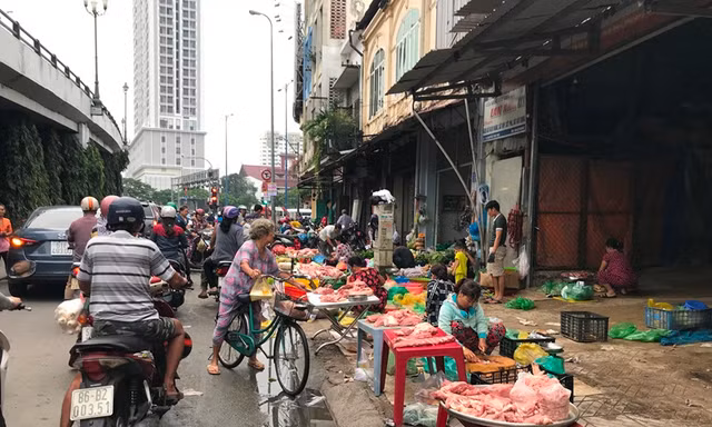 Chợ 'cóc' tái chiếm vỉa hè ở quận trung tâm Sài Gòn