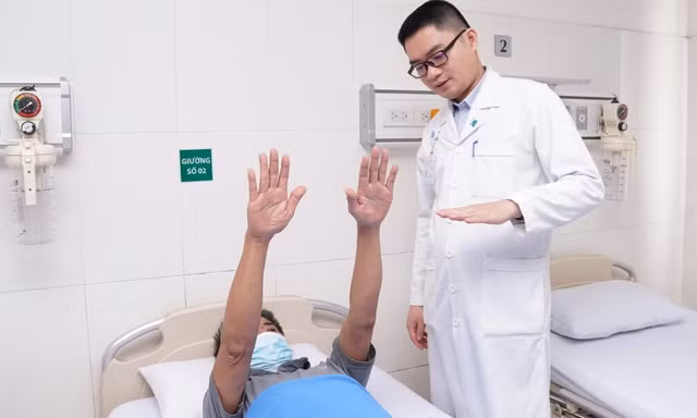 Dùng keo sinh học, cứu bệnh nhân ngoại quốc bị liệt vì bệnh hiếm gặp