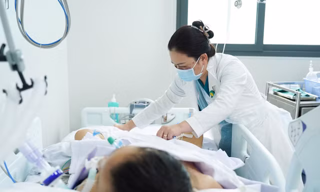 Bệnh viện thiếu thuốc, bệnh nhân BHYT phải mua thuốc ngoài