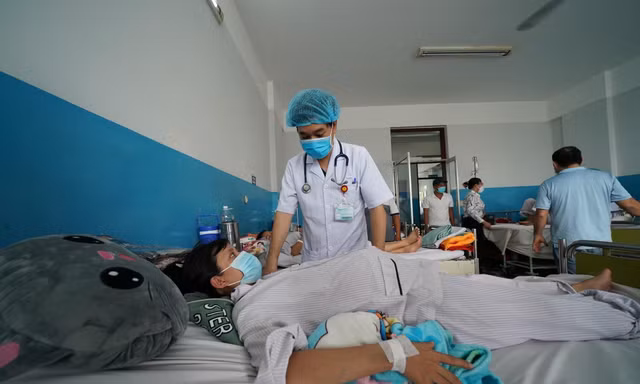 TPHCM: Dịch sốt xuất huyết và tay chân miệng diễn biến khó lường