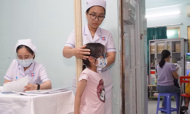 Con sẽ lùn vĩnh viễn nếu cha mẹ bỏ qua dấu hiệu này