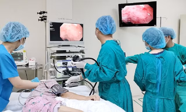 Cứu cụ bà 'miệng nôn, trôn tháo' ra máu vì bệnh lý hiếm gặp