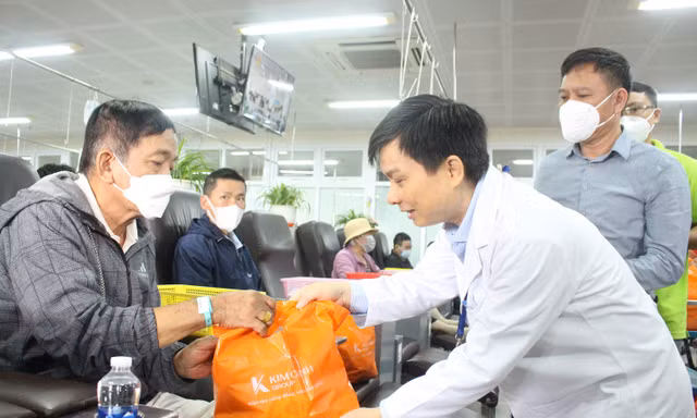 Mang Tết sớm xoa dịu nỗi đau cho người bệnh