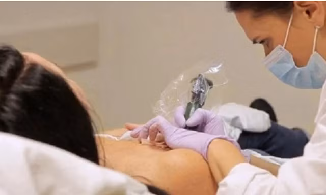 Hoại tử hết bầu ngực sau khi xăm làm hồng nhũ hoa ở Spa