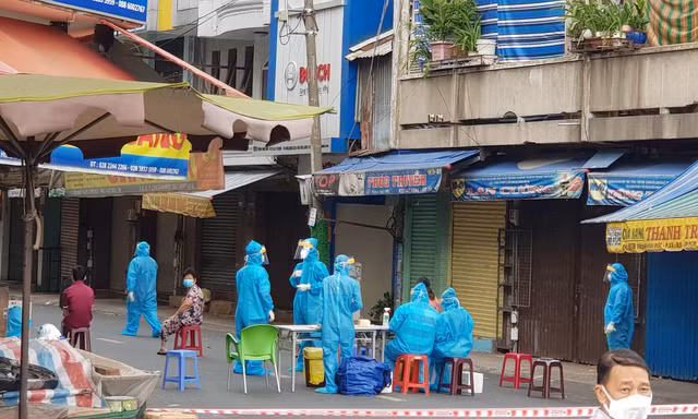TPHCM: Cảnh báo nguy cơ dịch COVID-19 quay trở lại ở nhiều quận, huyện