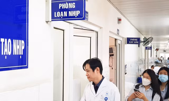 Cấp cứu thành công nữ sinh đột tử khi đang tập văn nghệ tại trường