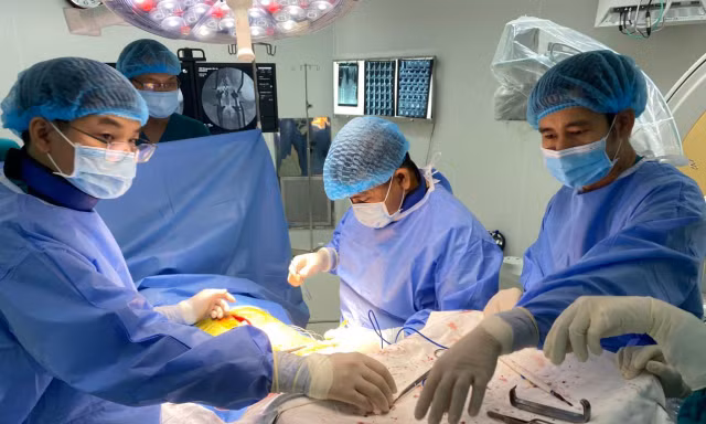 Bệnh nhân chi tiền 'khủng' dùng xung điện điều trị đau nửa người