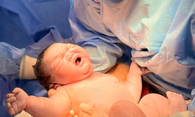 Bé trai vừa chào đời nặng 5,8 kg ở TPHCM