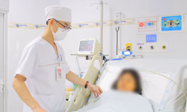 Bé gái sốc phản vệ vì liều thuốc ho, sổ mũi người nhà 'tự điều trị'